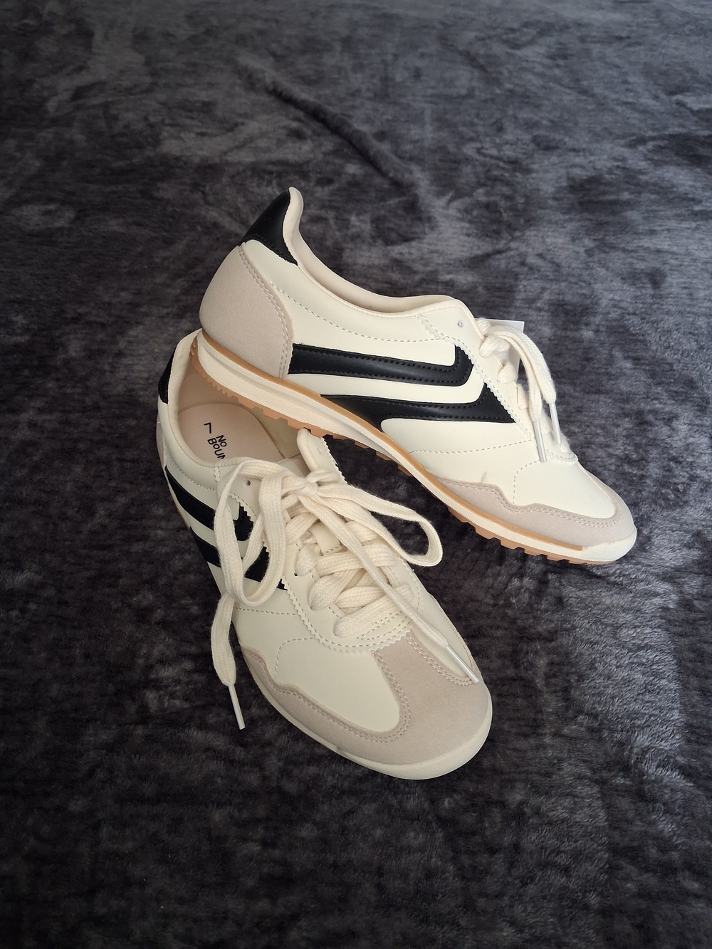 NWT No Boundaries Low Top Lace-Up Colorblock Sneakers Cream Black Women Size 7